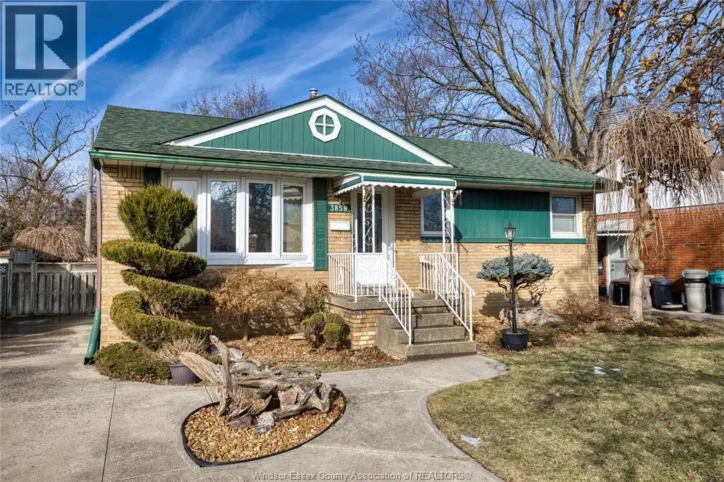 3858 Hillcrest Boulevard, Windsor
